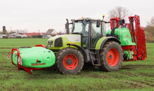 Postřikovač nesený Krukowiak – čelní nádrž Tank