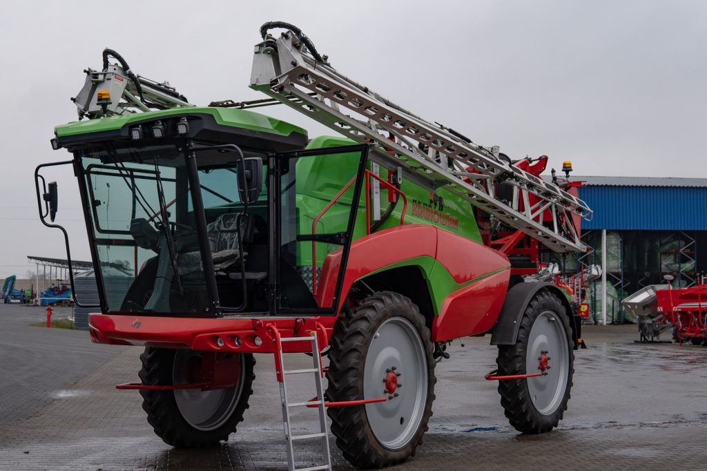 Samojízdný postřikovač KRUKOWIAK HERKULES – 4×4, 18–36 m, až 5 200 l